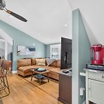 Top-Floor, 2-Bedroom Balcony Near Red Line
