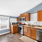 Top-Floor, 2-Bedroom Balcony Near Red Line