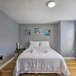 Renovated Apt - Walk To Downtown Transit! Holiday home