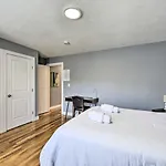 Holiday home Renovated Apt - Walk To Downtown Transit!
