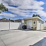 Holiday home Renovated Apt - Walk To Downtown Transit!