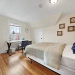 5Br 2Bh Bright & Spacious Apt In Brighton
