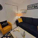 Comfy And Chic Apartment! Free Parking *