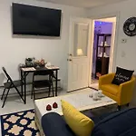 Apartment Comfy And Chic Apartment! Free Parking *