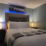 Comfy And Chic Apartment! Free Parking *