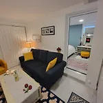 Comfy And Chic Apartment! Free Parking Apartment
