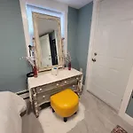 Apartment Comfy And Chic Apartment! Free Parking
