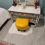 Comfy And Chic Apartment! Free Parking *