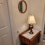 Comfy And Chic Apartment! Free Parking Apartment