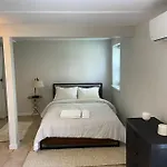 Lovely Two Bedroom In South Apartment *