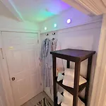 Comfy And Chic Apartment! Free Parking Apartment