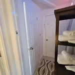 Apartment Comfy And Chic Apartment! Free Parking *
