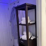 Comfy And Chic Apartment! Free Parking *