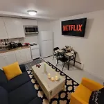 Comfy And Chic Apartment! Free Parking *