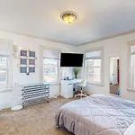 3Br Victorian Getaway With Loft, Near The Bay