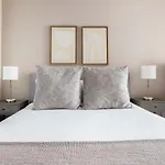 Back Bay W Gym Wd Nr Restaurants Bos-867