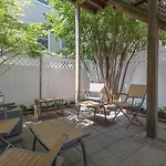 Sunny Convenient W/ Private Patio! Easy Walk To Everything! *