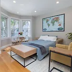 Sunny Convenient W/ Private Patio! Easy Walk To Everything! Apartment *