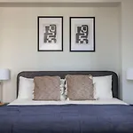 Back Bay 1Br W Basketball 2 Blocks To T Bos-941