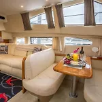 Sea Pearl Yacht Botel Boston