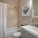 Apartment Sunny Convenient W/ Private Patio! Easy Walk To Everything! *