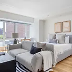 Back Bay W Gym Nr Newbury St Bos-459 * Boston