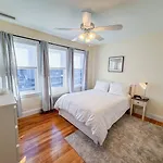 Spacious 3 Bed, In Unit Laundry, Free Prkng Holiday home Boston