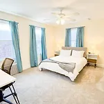 Holiday home Spacious 3 Bed, In Unit Laundry, Free Prkng *