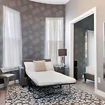 1-31 Excellent Location, Walk Everywhere Sleeps 3 Apartment Boston