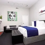 Apartment Large Stylish Newbury Street W/ Kitchen