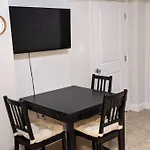 Brighton Sleeps 3 - Steps To Bus Line Boston