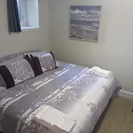 Brighton Apartment Sleeps 3 - Steps To Bus Line