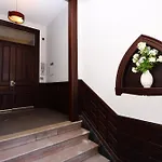 Large Stylish Newbury Street Studio W/ Kitchen