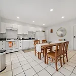 5Br 2Bh Bright & Spacious Apt In Brighton