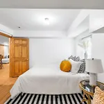 Modern 2 Bed Apt Mins To Fenway 5 Min To Train * Boston