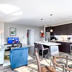 Luxury Apt With Balcony In Seaport