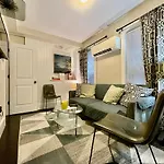 Beautiful 3br 3ba Duplex Parking Location
