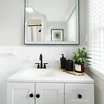 Modern Single Family Minutes From Hill Holiday home Boston