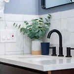 14b-newly Renovated, Uniquely Decorated Apartment