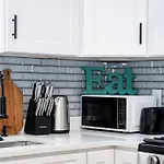 14b-newly Renovated, Uniquely Decorated Apartment