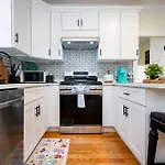 14b-newly Renovated, Uniquely Decorated Apartment *