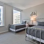 Luxury With Balcony In Seaport *