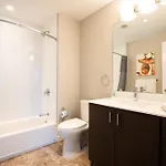 Luxury With Balcony In Seaport *