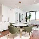 Back-bay Upscale Penthouse W Roof-top Apartment