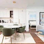 Back-bay Upscale Penthouse W Roof-top Boston
