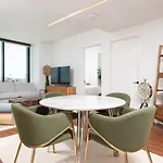 Back-bay Upscale Penthouse W Roof-top Apartment