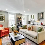 Walk To Constitution Beach: Mid-century Gem Apartment Boston