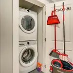 Walk To Constitution Beach: Mid-century Gem Apartment Boston