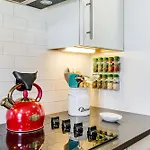 Walk To Constitution Beach: Mid-century Gem Apartment Boston
