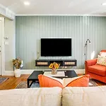 Walk To Constitution Beach: Mid-century Gem Apartment Boston
